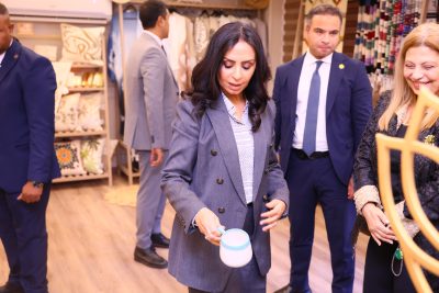 وزيرة التضامن الاجتماعي خلال افتتاح مقر المعرض الدائم لصندوق دعم الصناعات الريفية والبيئية «لوتس» بالعجوزة 4 IMG 20260929 WA0021