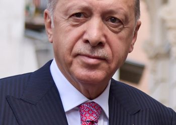 إردوغان يرد على المعارضة بحدة وسط أزمة صناديق الاستثمار في تركيا